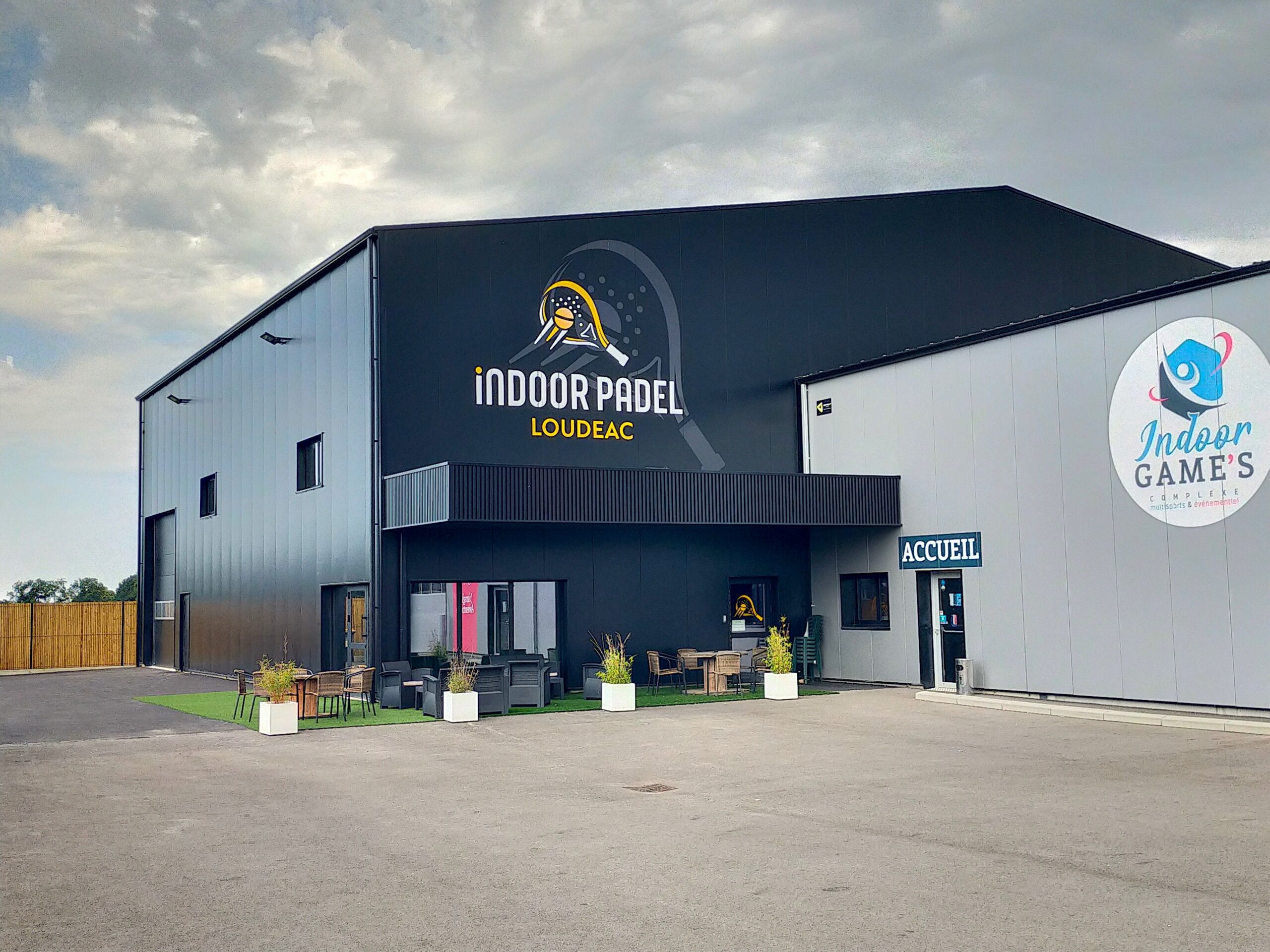 Façade du bâtiment Indoor Padel Loudéac avec terrasse extérieure et entrée Accueil